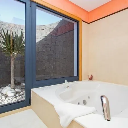 Vakantiehuis In Mit Terrasse, Whirlpool Und Grill *