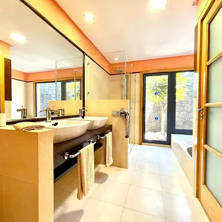 Vakantiehuis In Mit Terrasse, Whirlpool Und Grill Playa Blanca (Lanzarote)